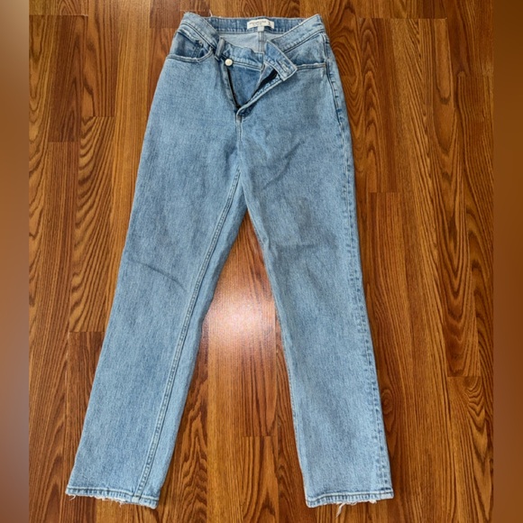 Abercrombie & Fitch Denim - Abercrombie Criss-Cross 90’s Straight Ultra High Rise Jeans Light Wash